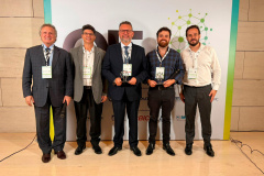 Na foto, Wilson Bley Lipski (Presidente da Sanepar), Guilherme Goetze (Gerente de Contrato da obra ETE CIC Xisto), Marcelo Bueno (Diretor GEL), Rubens Mascarin (Diretor ACQUA) e Anatalicio Risden Junior (Diretor de Inovação e Novos Negócios da Sanepar) 