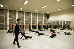 TEATRO GUAIRA - Aula com bailarino do Grupo Corpo amplia formação de alunos da Escola de Dança Teatro Guaíra