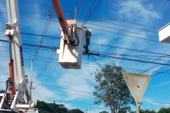 Copel remove meia tonelada de cabos de telecom em situação irregular, em Paranavaí