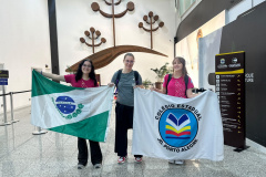 estudantes apresentam bandeiras do Paraná e da escola na despedida.