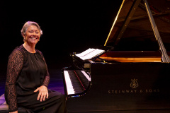 Concerto da Orquestra Sinfônica do Paraná celebra os 70 anos da pianista Analaura de Souza Pinto, uma das fundadoras da OSP