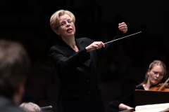 Orquestra Sinfônica do Paraná abre venda de ingressos para concerto com maestra britânica Catherine Larsen-Maguire