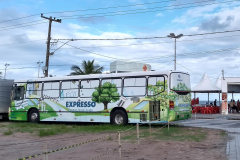 Cuidar da água é responsabilidade de todos e nunca é tarde para aprender sobre isso. De maneira divertida, a Companhia de Saneamento do Paraná (Sanepar) montou um ônibus com uma minicidade onde instrutores ensinam sobre a água, o esgoto e os resíduos sólidos. O ônibus estará aberto para visitação neste fim de semana (8, 9 e 10 de fevereiro) na 6a. Festa do Caranguejo, em Matinhos, na Arena Vicente Gurski.  -  Foto: Divulgação Sanepar