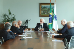 O governador em exercício Darci Piana recebeu nesta quinta-feira (28) os presidentes do Movimento Pró-Paraná e do Centro de Integração Empresa-Escola (CIEE), além de representantes da Associação Comercial do Paraná (ACP), para discutir pautas em comum ao Estado. Foto: Rodrigo Felix Leal/ANPr