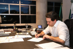O governador Carlos Massa Ratinho Junior sancionou nesta terça-feira (30) a lei que institui o Fundo Estadual do Trabalho (FET) e o Conselho Estadual do Trabalho, Emprego e Renda (CETER). A iniciativa é pioneira no Brasil e permitirá ao Paraná receber recursos do governo federal para a manutenção das Agências do Trabalhador e para implementação de todas as políticas do trabalho no âmbito estadual.  -  Curitiba, 30/04/2019  -  Foto: Rodrigo Félix Leal/ANPr