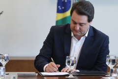 A lei que institui o Programa de Integridade e Compliance no Governo do Estado foi assinada pelo governador Carlos Massa Ratinho Júnior e publicada nesta semana no Diário Oficial. A nova legislação estabelece diretrizes e mecanismos de combate à corrupção, de transparência e de controle interno. Foto: José Fernando Ogura/ANPr