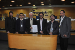 A Fomento Paraná e a FecomércioPR firmaram um protocolo de intenções com objetivo de incentivar sindicatos filiados à federação empresarial a aderir ao edital da instituição financeira estadual para credenciamento de correspondentes.

A assinatura aconteceu durante reunião de diretoria da FecomércioPR com o vice-governador, Darci Piana, e o diretor-presidente da Fomento Paraná, Heraldo Neves. Foto: Fomento Paraná