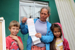 Os beneficiados são pessoas como Maria Inês Rodrigues de Souza, 37 anos, desempregada, sete filhos com idade entre 7 e 21 anos e com renda mensal inferior a meio salário- mínimo. “Sou grata ao programa. Ajuda em muito minha família”, diz Maria Inês, que mora no bairro Santa Cândida, em Curitiba. Foto: Divulgação/Copel