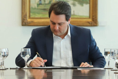 O governador Carlos Massa Ratinho Junior assinou nesta terça-feira (27) decreto que regulamenta o recebimento de doações e comodatos de serviços e bens, exceto imóveis, pelo Governo do Estado. O objetivo é permitir que pessoas físicas e jurídicas colaborem com o poder público. Foto: Rodrigo Felix Leal