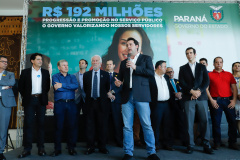 O governador Carlos Massa Ratinho Junior assinou, nesta sexta-feira (30), autorização para avanços de carreira de servidores estaduais. Foram autorizadas promoções e progressões para servidores da Educação e do Ensino Superior. 