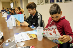 O Programa Porto Escola, organizado pela empresa pública Portos do Paraná, teve nesta quarta-feira (04) sua primeira atividade de 2019 em Antonina. Um grupo de 21 alunos da 5ª série da escola municipal Professor Aracy Pinheiro Lima conheceu como funcionam as atividades portuárias, o cuidado necessário com o meio ambiente e noções de segurança. Este é o quinto ano do projeto, que tem como meta atender 2,5 mil crianças até dezembro. Foto: Divulgação/Portos do Paraná