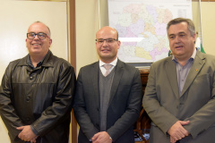 O secretário da Saúde do Paraná, Beto Preto, e o defensor público geral do Paraná, Eduardo Abraão, participaram nesta sexta-feira (6) de reunião para discutir um acordo com o objetivo de otimizar a demanda de medicamentos e insumos na área da saúde.Foto: Divulgação/SESA