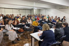 Agentes que atuam nas Unidades de Socioeducação participam nesta quarta e quinta-feira (06 e 07) de um curso na Escola de Magistratura do Paraná, em Curitiba. O objetivo é a especializar esses profissionais para o trabalho com as famílias dos adolescentes em cumprimento de medida socioeducativa de internação provisória, internação e semiliberdade.Foto:Divulgação/ SEJUF