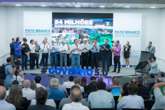 O Banco Regional de Desenvolvimento do Extremo Sul (BRDE) assinou nesta quarta-feira (13) dois contratos com as cooperativas Coasul e Coagro. A assinatura aconteceu em evento com o governador Carlos Massa Ratinho Junior durante a transferência do Executivo estadual para Pato Branco.Foto: Guilherme Flores/Casa Civil