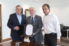 O governador em exercício Darci Piana repassa recursos a entidades sociais que atendem crianças e adolescentes e, pessoas com deficiência. Participaram: secretário da Justiça, Família e Trabalho, Ney Leprevost; diretor do Departamento de Apoio a Pessoa com Deficiência e de Políticas Públicas para Acessibilidade da SEJUF, Felipe Braga Côrtes; pres. Do Instituto Educacional Duque de Caxias, Alcides Madalozzo; entre outros.Curitiba, 19-11-19.Foto: Arnaldo Alves / AEN.
