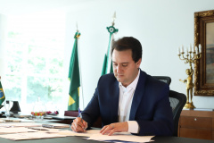 O governador Carlos Massa Ratinho Junior determinou nesta quinta-feira (28) a antecipação do pagamento do décimo terceiro salário dos funcionários estaduais para 4 de dezembro. O valor será depositado integralmente na conta de aproximadamente 300 mil servidores ativos, pensionistas e aposentados. A folha adicional chega a R$ 1,83 bilhão. Foto: Rodrigo Felix Leal