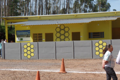 Cerca de 40 integrantes ativos da Associação dos Apicultores do município de Mato Rico têm agora uma nova unidade de beneficiamento de mel, situada na comunidade Rio Perdido. O local foi viabilizado por meio de parceria entre a Secretaria de Estado da Agricultura e do Abastecimento, Agência de Defesa Agropecuária (Adapar), prefeitura e a associação. Foto: SEAB