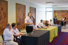 Curitiba e municípios da região metropolitana farão um mutirão para eliminar criadouros do mosquito da dengue. A medida preventiva foi discutida em reunião do secretário de Estado da Saúde, Beto Preto; e a secretária da Saúde de Curitiba, Márcia Huçulak, na prefeitura, terça-feira. Foto:SESA