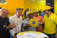 Produtores agrícolas paranaenses que desejam construir suas casas têm um novo incentivo do poder público. O Governo do Paraná e o Banco do Brasil firmaram uma parceria que oferece financiamentos de R$ 50 mil para a execução das obras dentro do Programa Nacional de Fortalecimento da Agricultura Familiar (Pronaf). O primeiro contrato que marcou o início dos trabalhos foi assinado durante o 32.º Show Rural, que vai até esta sexta-feira (7), em Cascavel.