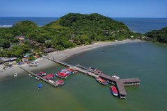 O governador Carlos Massa Ratinho Junior assinou nesta quinta-feira (27) a ordem de serviço para o início das obras de reforma e melhorias nos trapiches de Nova Brasília e Encantadas, na Ilha do Mel, em Paranaguá. O ministro de Infraestrutura, Tarcísio Gomes de Freitas, participou da solenidade. O investimento de R$ 9,5 milhões são da empresa pública Portos do Paraná. As obras devem demorar cerca de sete meses.  -  Curitiba, 27/02/2020  -  Foto: José Fernando Ogura/AEN