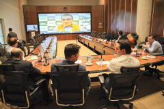 Governadores dos estados que forma o Consórcio de Integração Sul e Sudeste (Cosud) se reuniram nesta quinta-feira (02/04), por meio de videoconferência, para debater questões de saúde e impactos econômicos provocados pela pandemia do novo coronavírus.

 Foto: Ari Dias/AEN
