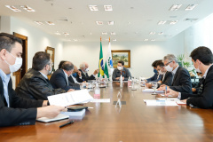 Ampliar os investimentos públicos com a execução de obras que geram empregos nos municípios e tornar a administração estadual ainda mais eficiente. Essas foram as principais orientações do governador Carlos Massa Ratinho Junior para retomar o fôlego da economia do Paraná após a pandemia da Covid-19. O assunto foi tratado nesta quinta-feira (7) em reunião com a equipe responsável pelo planejamento das ações de recuperação do Paraná.