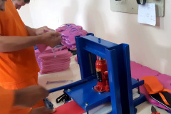 A cada dia, 100 pares de chinelos são produzidas por quatro presos implantados no projeto "Calçando a Vida", desenvolvido na Cadeia Pública de Castro. A unidade, que está sob jurisdição da 2ª Regional do Depen, que tem sede em Ponta Grossa, já produziu 960 itens (ou 480 pares) desde o início do funcionamento, na última quarta-feira (27). Foto: Depen