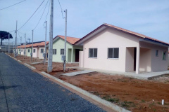Quarenta e nove famílias de Teixeira Soares receberam nesta quinta-feira (21) as chaves de novas moradias construídas pelo Governo do Paraná na cidade, na região Centro-Sul do estado. Elas integram um grupo de pessoas carentes previamente cadastradas no programa Nossa Gente Paraná, voltado à assistência social de famílias em situação de vulnerabilidade social. (Foto: Ary Ribeiro Filho / Cohapar)