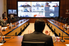 O governador Carlos Massa Ratinho Junior se reuniu nesta quarta-feira (17), por videoconferência, com os prefeitos da Associação dos Municípios da Região Metropolitana de Curitiba (Assomec) e apresentou algumas deliberações sanitárias que o Governo do Estado deve adotar, via decreto, a partir de sexta-feira (19) para reduzir a propagação do novo coronavírus.
