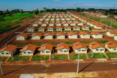 Representantes do Governo do Estado, Governo Federal e da Prefeitura de Lupionópolis entregaram nesta terça-feira (21) as chaves de 100 novas casas populares a famílias do município, na região Norte do Paraná. A construção do Conjunto Habitacional Afonso Merissi recebeu um investimento de R$ 6,6 milhões em recursos do Fundo de Arrendamento Residencial (FAR), utilizado para subsidiar até 90% do custo das moradias. 

Foto: André Souza
