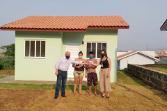  Quinze famílias carentes de Itapejara D’Oeste realizaram nesta quinta-feira (1) o sonho de ter uma casa própria. As unidades habitacionais foram entregues pela Cohapar, Secretaria da Justiça, Família e Trabalho (Sejuf) e a prefeitura, parceiros em um projeto viabilizado por meio do programa Nossa Gente Paraná. Foto: Eduardo Cioatto / Cohapar