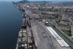O Porto de Paranaguá embarcou nesta quinta-feira (15) um lote de 110 ônibus com destino ao Porto de Boma, na República Democrática do Congo, na África. Os veículos fazem parte de uma remessa de 440 coletivos que serão exportados para o continente. Com isso, o porto paranaense reafirma sua posição como principal porta de saída de ônibus e micro-ônibus produzidos no Brasil. Foto: Paulo Henrique Rolim