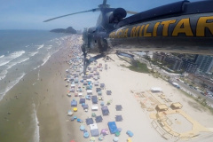 Nos primeiros 15 dias do Verão Consciente 2020/2021, o Batalhão de Polícia Militar de Operações Aéreas (BPMOA) atuou em resgates e remoções aeromédicas e prestou apoio com patrulhamento aéreo e atendimento de vítimas de afogamentos e acidentes de trânsito no Litoral.  - Curitiba, 05/01/2021 - Foto: Divulgação BPMOA/PMPR/SESP