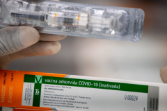 Com a chegada das vacinas contra a Covid-19 ao Paraná, o Procon-PR, órgão vinculado à Secretaria Estadual da Justiça, Família e Trabalho, alerta o consumidor sobre possível venda ilegal de vacinas falsificadas. Um destes casos foi identificado em Madureira, Zona Norte do Rio de Janeiro, quando ambulantes estavam vendendo suposto “kit” composto por vacina contra a covid-19, certificado e agulha para a aplicação por R$ 50,00.  -  Foto: Divulgação Procon-PR/SEJUF