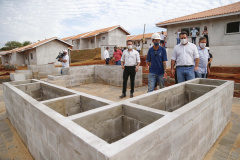O governador Carlos Massa Ratinho Junior vistoria as obras do Condomínio do Idoso de Foz do Iguaçu. 