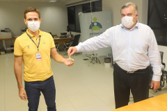 O secretário de Justiça, Família e Trabalho, Ney Leprevost, recebeu na tarde de terça-feira, o prefeito de Pontal do Paraná, Rudão Gimenes, o secretário de Assistência Social, Willian Pereira, e o assessor Jorge Lima para entrega simbólica da chave do novo Centro de Referência Especializado de Assistência Social (Creas) de Pontal do Paraná, no Litoral do Estado.  -  Curitiba, 31/03/2021  -  Foto: Divulgação SEJUF