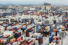 Março foi extremamente positivo para as movimentações pelo Terminal de Contêineres do Porto de Paranaguá. O segmento fecha o mês com recorde histórico: melhor movimentação geral em um único mês. Foram 95.633 TEUs (unidades de contêineres de 20 pés) importados e exportados em março.  -  Paranaguá, 19/04/2021  -  Foto: Claudio Neves/Portos do Paraná