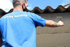 O Mãos Amigas, programa de ressocialização que utiliza a mão de obra de apenados para manutenção e conservação de prédios escolares, em 2020, atendeu 90 colégios de oito Núcleos Regionais de Educação pelo Paraná e contou com a participação de quase 100 apenados. A proposta é ampliar o atendimento para mais duas regionais em 2021: Cascavel e Umuarama. Na foto, apenado Thiago Vicente  -  Curitiba, 28/04/2021  -  Foto: Fundepar