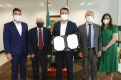 O Governo do Estado será parceiro do Ministério Público do Paraná (MP-PR) na realização de perícias para instrução de processos judiciais e procedimentos extrajudiciais. O termo de cooperação técnica entre o Instituto de Tecnologia do Paraná (Tecpar) e órgão foi assinado nesta terça-feira (11), em ato no Palácio Iguaçu, pelo governador Carlos Massa Ratinho Junior e pelo Procurador-Geral de Justiça, Gilberto Giacoia. 
Foto:Jonathan Campos/AEN