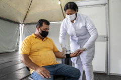 Hoje, 17 de maio, é uma data que poucos lembram, mas que merece atenção especial, principalmente de quem trabalha sob tensão ou muito estresse. Hoje é Dia Mundial da Hipertensão, por isso, a equipe médica que atua no Porto de Paranaguá aproveita para conscientizar, em especial, os caminhoneiros sobre a importância de não descuidar da saúde na boleia. - Paranaguá, 17/05/2021  -  Foto: Claudio Neves/Portos do Paraná
