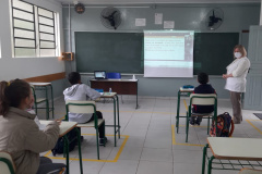 O retorno das aulas em modelo híbrido (presencial e online) na rede estadual do Paraná tem sido uma demanda de pais, alunos e profissionais da Educação que desejam a volta às escolas, de forma segura e controlada. Por isso, a retomada tem sido gradativa. Na segunda-feira (24), mais 627 colégios estaduais se juntam aos 200 que abriram suas portas há 14 dias. -   -  Foto: SEED