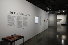Educação pela Pedra, a exposição que marca a primeira ação da parceria entre o Museu Paranaense e a Fundação Joaquim Nabuco (Fundaj) de Recife (PE), teve seu período de visitação prorrogado até o dia 26 de setembro deste ano
