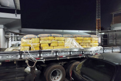 A Polícia Civil do Paraná (PCPR) apreendeu aproximadamente 4 toneladas de maconha, em Umuarama, no Noroeste do Estado. A apreensão ocorreu no domingo (18), na ocasião um homem que transportava a droga foi preso em flagrante por tráfico.  
Foto: PCPR
