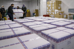 O Ministério da Saúde enviou na noite desta terça-feira (27) mais 298.250 vacinas contra a Covid-19 da AstraZeneca/Fiocruz ao Paraná. Este foi o terceiro envio do governo federal ao Estado em um único dia. Durante a tarde chegaram 233 mil vacinas, sendo 170 mil doses de CoronaVac/Butantan e 63 mil da AstraZeneca/Covax.  -  Curitiba, 27/07/2021  -  Foto: Gilson Abreu/AEN