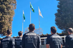 A Polícia Civil do Paraná (PCPR) forma, nesta quinta-feira (19), 186 novos policiais civis que vão passar a atuar nas delegacias de todo o Paraná ainda este mês. Os servidores foram aprovados nos últimos concursos públicos da instituição, os quais exigem graduação de nível superior. -  Polícia Civil