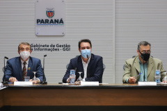 O governador Carlos Massa Ratinho Junior participa nesta terça-feira (24)  de videoconferencia com representantes da Pfizer ao lado do Secretario de Estado da Saude, Beto Preto e do prefeito de Toledo,  Beto Lunitti.   24/08/2021 - Foto: Geraldo Bubniak/AEN