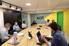 O diretor-presidente da Fomento Paraná, Heraldo Neves, e o diretor de Operações do Setor Privado, Renato Maçaneiro, fizeram uma apresentação das linhas de crédito da instituição para as seis sociedades garantidoras de crédito (SGCs) paranaenses em uma reunião com o presidente da SGC Central, Augusto Sperotto, e o diretor superintendente, Flávio Locatelli, na Associação Comercial e Empresarial de Toledo, na manhã desta sexta, 24.  -  Curitiba, 24/09/2021  -  Foto: Fomento Paraná