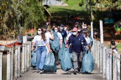 Nesta segunda-feira (27), 18 voluntários participaram da ação de limpeza de praias nas comunidades de Europinha e Ilha do Teixeira, no entorno dos portos de Paranaguá e Antonina, na Baía de Paranaguá. - Paranaguá, 27/09/2021  -  Foto: Claudio Neves/Portos do Paraná