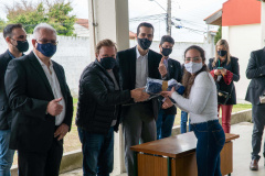 Quase 800 alunos do Colégio Estadual Cívico-Militar Professor Luiz Carlos de Paula e Souza, no bairro Umbará, em Curitiba, receberam novos uniformes nesta terça-feira (05). A entrega foi feita pelo secretário estadual da Educação e do Esporte, Renato Feder. Foto: Anderson Pedroso/Seed-PR