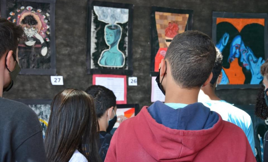 Alunos fazem exposição de arte inspirada no Expressionismo e no Surrealismo